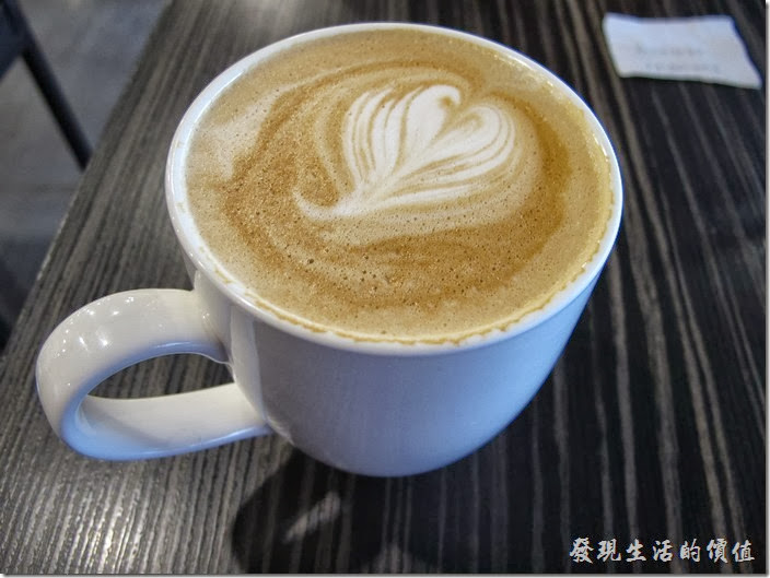 台南成功店-鯊魚咬土司。經典拿鐵熱咖啡，NT$90。