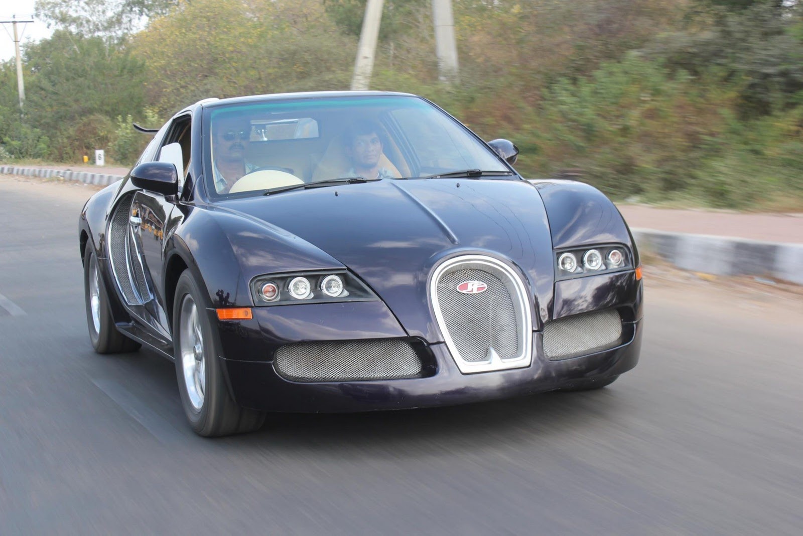 Suzuki-Marutti-Bugatti-Veyron-Replica-11[2].jpg