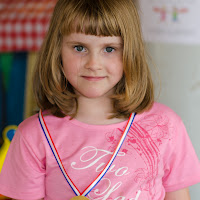 Boekids in de Bibliotheek Rotterdam 21 mei 2011. Op het podium met een medialle, want jij bent GEWELDIG! Special Powers.