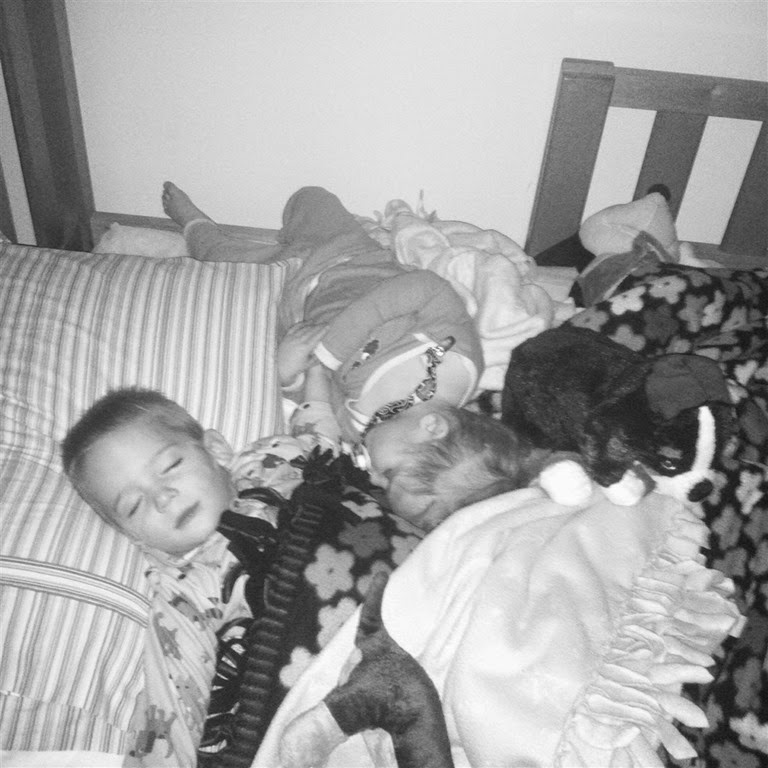 [Twins%2520sleeping%2520together%2520in%2520the%2520bunk%2520bed%255B15%255D.jpg]