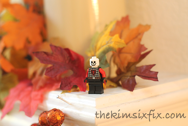 Lego skeleton mantel