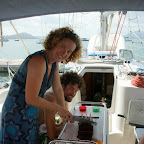 Geburtstagskuchen wird angeschnitten.