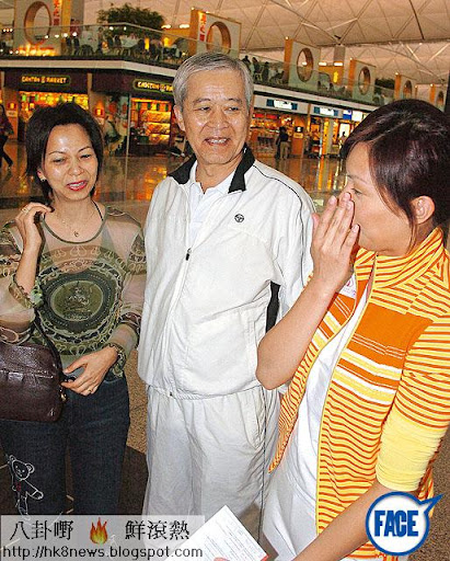 朱慧敏雙親早年離異，朱自幼與母親（圖左）相依為命，母親後來改嫁日籍商人（圖中），朱參選港姐時二人亦有到場支持。