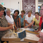juni 2010 Kantkringmiddag 4. Karin verteld over de Flaumer kant.jpg