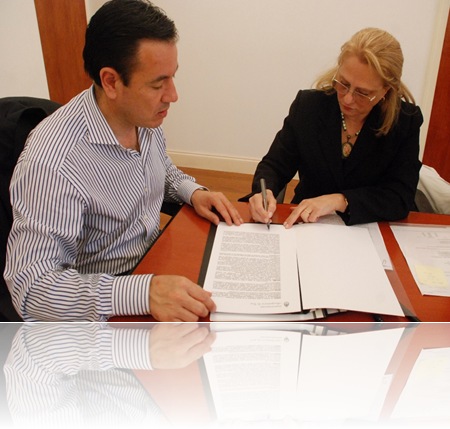 Jefe de gabinete Marcelo Bonavita junto a Ana María Bloise en la firma de convenio por el edificio de San Clemente del Tuyú