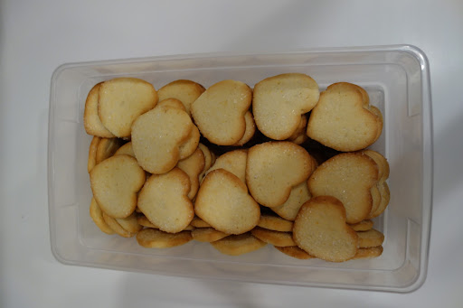 Delicate lemon cookies which were garnished with lemon curd.