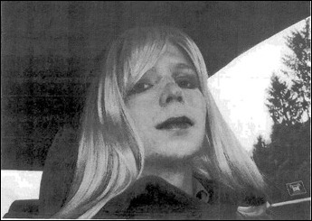 Imagem divulgada pelo exército dos EUA mostra Manning transvestido de mulher (Foto: Divulgação/Exército dos EUA) Bradley Manning Chelsea