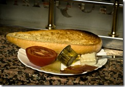 Desayuno típico, pan, jamón, queso, bacalao, tomate y por supuesto aceite de oliva.