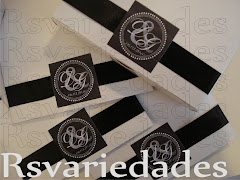 Caixa especial 1 
    : R$ 3,00 unid vazia (min. 20 unids). 
    : R$14,00 unid (min. 14 unids). 
    : Medidas - 16x12x3,5 cm. 
    : Conteúdo - vidrinho com confeti, 2 trufas, balinha personalizada, saquinho contendo 5 amêndoas.