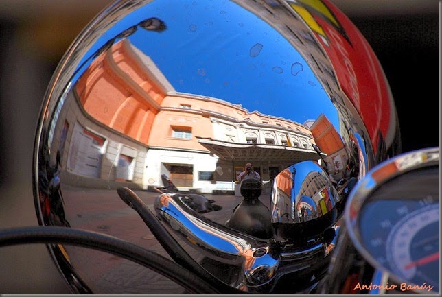 7 reflejo teatro zarzuela  EN EL DEPOSITO DE UNA MOTO DSC_0018x1