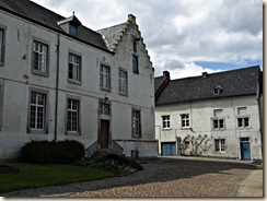 Kerniel, abdij Mariënlof ('klooster van Colen'): de hoofdingang naar het klooster bevindt zich links