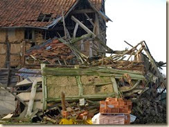 Klein-Gelmen, hoek Steenweg met Schepenbank: een schuur in verval. In augustus 2009 was het gebouw nog intact