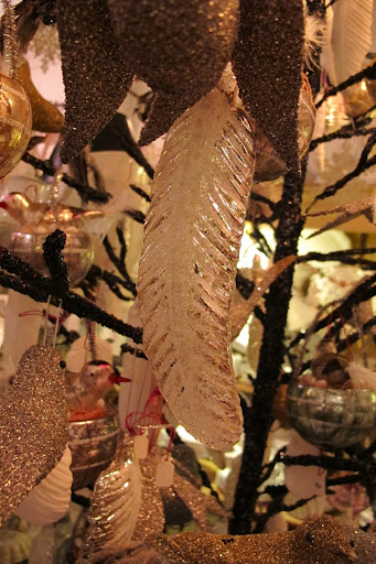 The finish on this feather almost reminds me of weathered furniture. So fitting for the feather, and in such glamorous white/gold.
