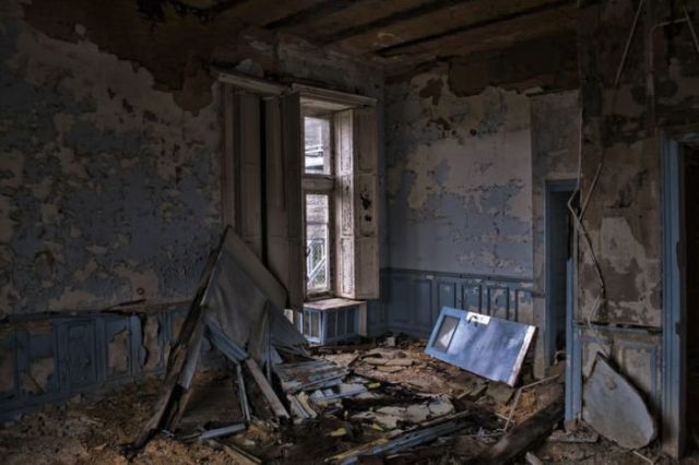 [abandoned-castle-belguim-27.png]