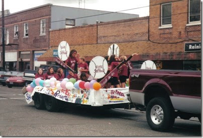 26 Girls Softball Float in the Rainier Days in the Park Parade on July 8, 2000