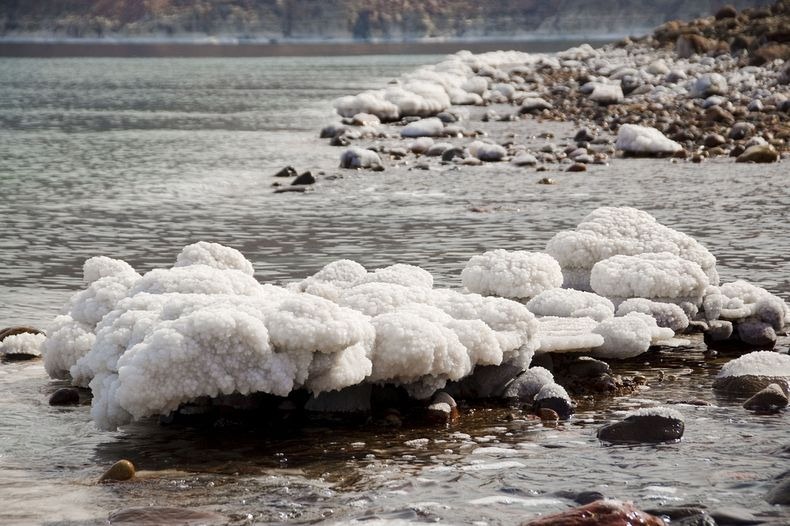 ظهور تشكيلات ملحية غريبة جداً في البحر الميت Dead-sea-salt-crystals-6%25255B2%25255D