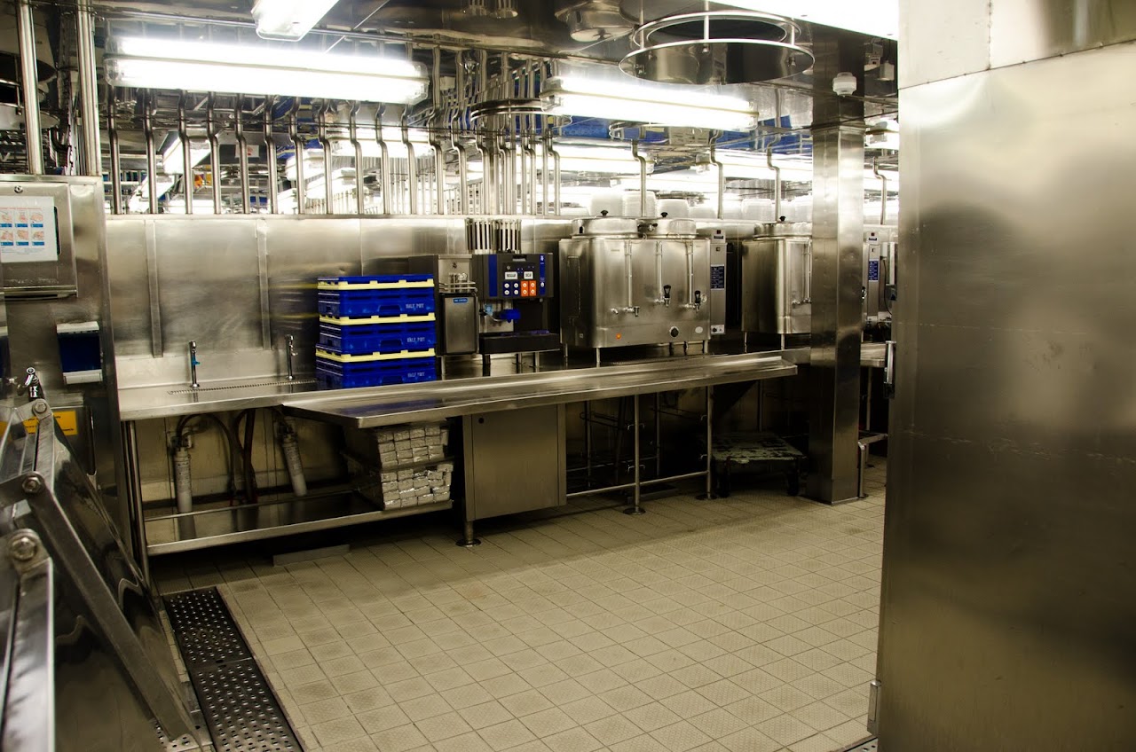 Queen Mary 2 kitchens