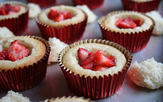 Food_Cakes_and_Sweet_Muffins_030696_