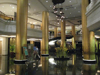 luxuriöse bonzen hotellobby - und wir wurden nicht ins falsche hotel gebracht (dafür mussten wir aber durch den hintereingang rein...)
