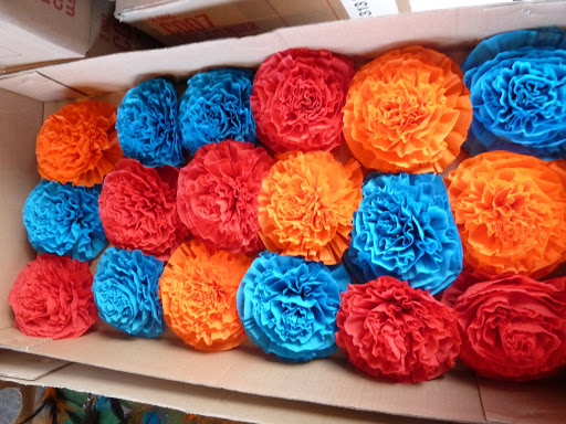 La La Laurie crafted a bunch of different fascinators for the ladies to sport around midnight. Here are the large crepe paper flowers, in a trio of colors.