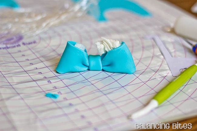 [How%2520to%2520make%2520a%2520fondant%2520or%2520gum%2520paste%2520bow%2520by%2520Balancing%2520Bites%2520%252814%2520of%252023%2529%255B3%255D.jpg]