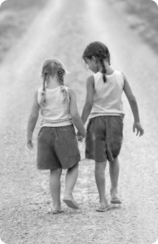 niñas amigas caminando una misma senda de la mano niñas amigas caminando una misma senda de la mano