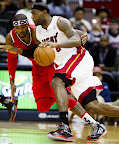 lebron james nba 121109 mia at atl 01 King James wears 5 Colorways of Nike LeBron X in 6 Games