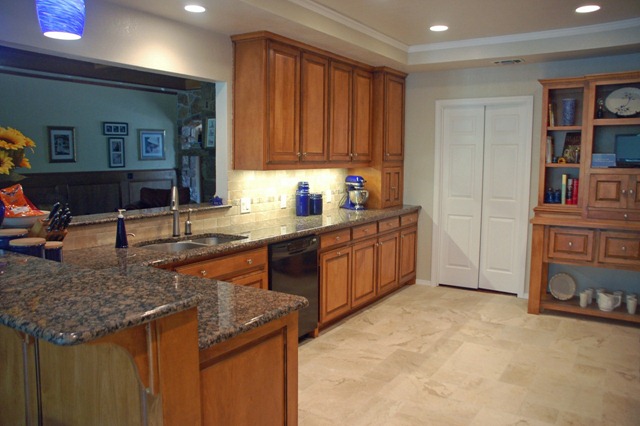 [kitchenmaplecabinetsantiquefinish4.jpg]