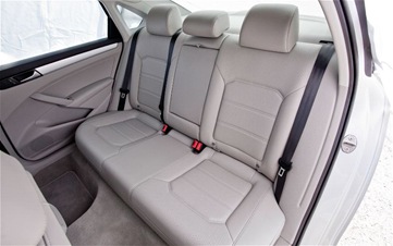 2012-Volkswagen-Passat-SE-rear-seating