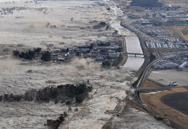Iwanuma, norte do Japão. 11/03/2011. Foto: Kyodo News/AP Iwanuma, norte do Japão. 11/03/2011. Foto: Kyodo News/AP