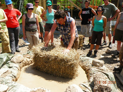 Pushing the bales down a bit helps the clay plaster to soak right in.<br />
MVG