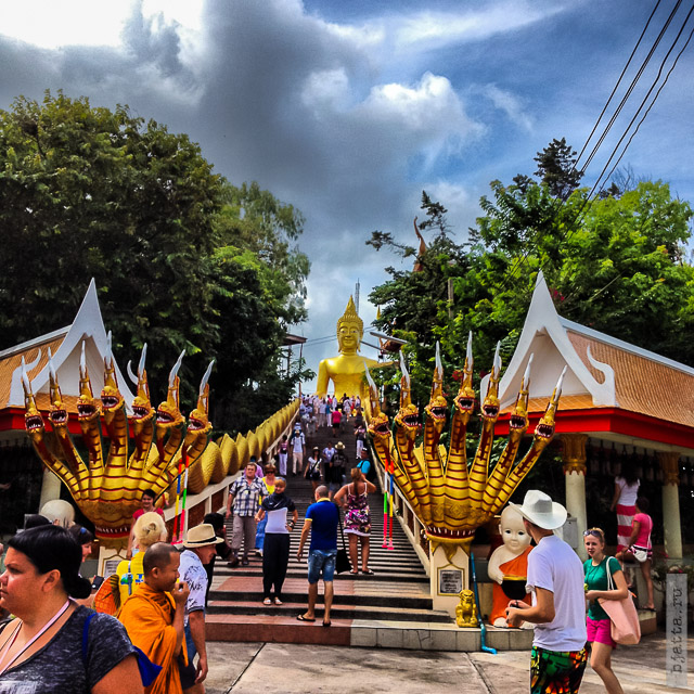 4. 2555. Таиланд. Патайя. Храм Будды. Thailand. Pattaya. Buddha temple. Дорога к храму охраняемая традиционными семиголовыми змеями Нагами. 4. 2555. Таиланд. Патайя. Храм Будды. Thailand. Pattaya. Buddha temple. Дорога к храму охраняемая традиционными семиголовыми змеями Нагами.