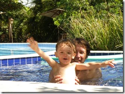 1ano 7 meses na piscina com o papai (8)