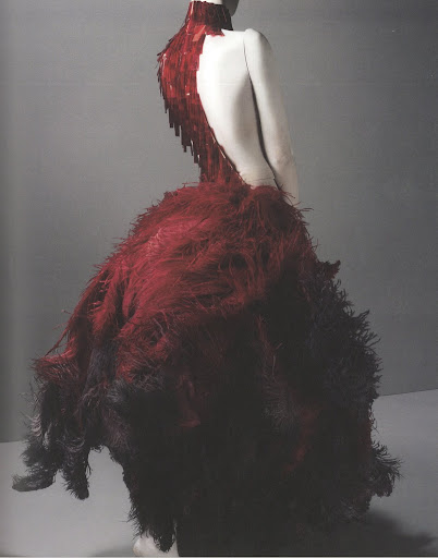 An other-wordly gown–both dark and angelic at the same time. 