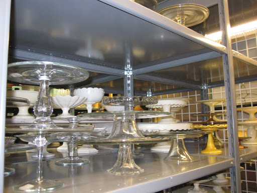 Here are a few clear cake stands.