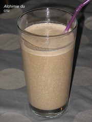 Milk shake (lait d'avoine, tournesol, banane, caroube, pousses de tournesol)