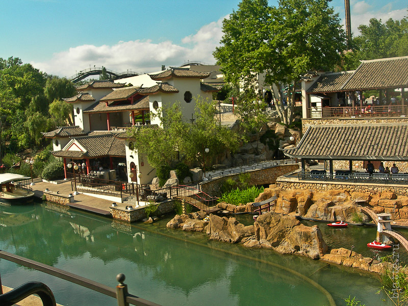 59. Порт Авентура. Port Aventura. Salou. Costa Dorada. Spain. На втором круге, подобрав в средиземноморье детей, мы высаживаемся на станции Far West. 59. Порт Авентура. Port Aventura. Salou. Costa Dorada. Spain. На втором круге, подобрав в средиземноморье детей, мы высаживаемся на станции Far West.