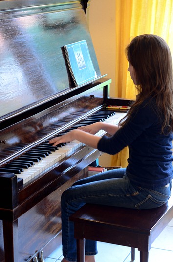 [Christmas%2520decor%2520-Katie%2520piano%255B6%255D.jpg]