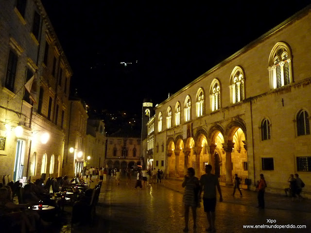 de-noche-en-la-calle-principal-de-dubrovnik.JPG