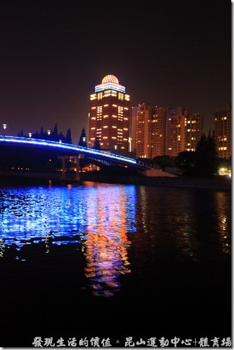 昆山黃河路人行步橋的夜景。