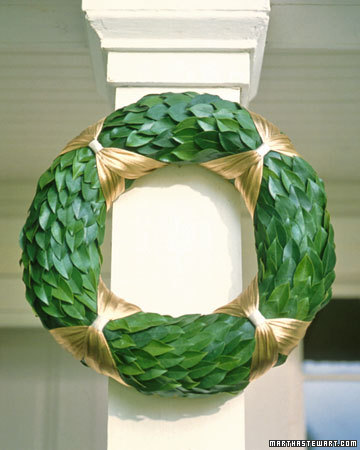 Padding a wire wreath with straw or hay creates a full, rounded base that can support a variety of materials. This one is made with laurel, although a straw wreath is so beautiful, you may want to hang it on its own. Padding a wire wreath with straw or hay creates a full, rounded base that can support a variety of materials. This one is made with laurel, although a straw wreath is so beautiful, you may want to hang it on its own.