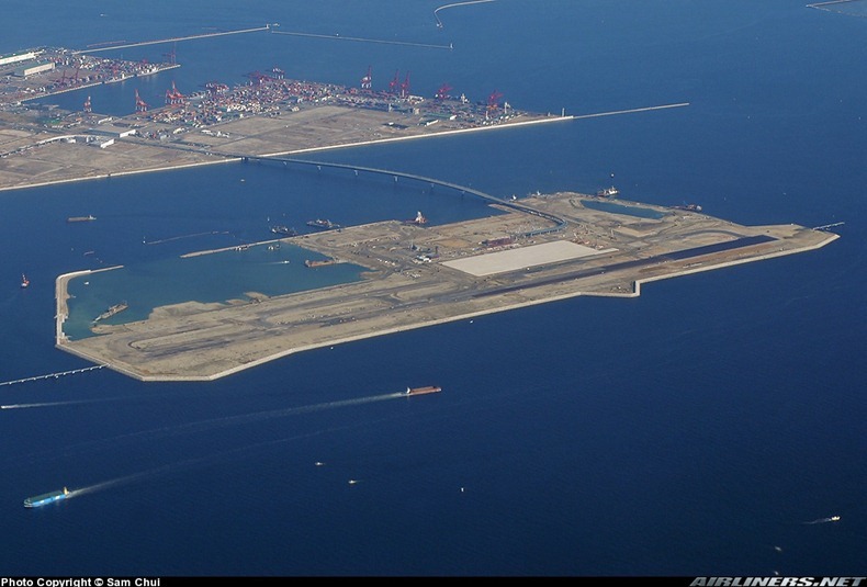  بالصور:فقط في اليابان مطار وسط المياه Kansai-int-airport-7%25255B2%25255D