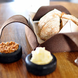 Pain au levain, saindoux et friture de couenne de porc, beurre au babeurre.
