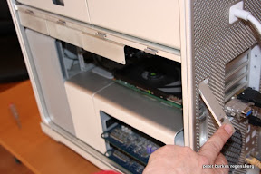 Mit dem Hebel werden die Festplatten verriegelt. Allerdings sollte vorher die Seitenwand eingesetzt werden, diese wird dann mit verriegelt.