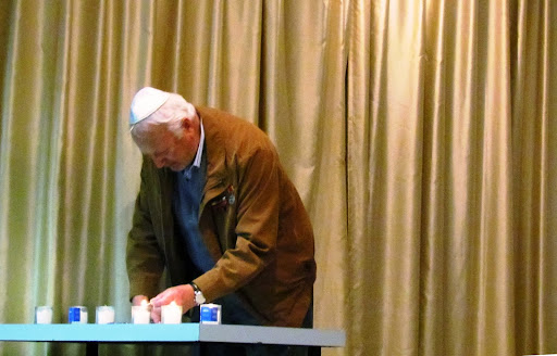 zajigaet svechku.jpg