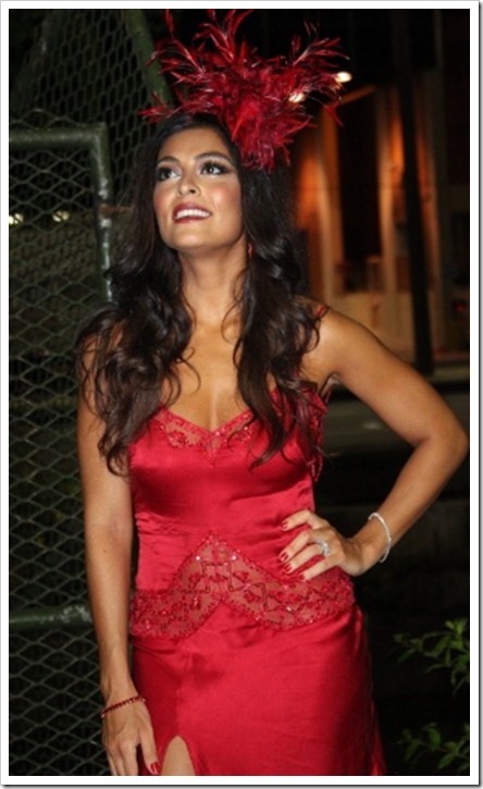 juliana-paes-chega-na-sapucai-para-o-desfile-da-viradouro-19212-1329621695874_300x500 juliana-paes-chega-na-sapucai-para-o-desfile-da-viradouro-19212-1329621695874_300x500