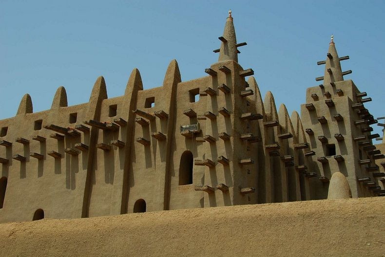 مسجد جينيه الكبير»أكبر مبنى من الطوب في العالم  Great-mosque-djenne-3%25255B2%25255D
