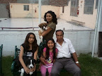 JULEN Y KITZIA con su familia muy felices que son