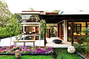 Fachada de casa con decoracion indu