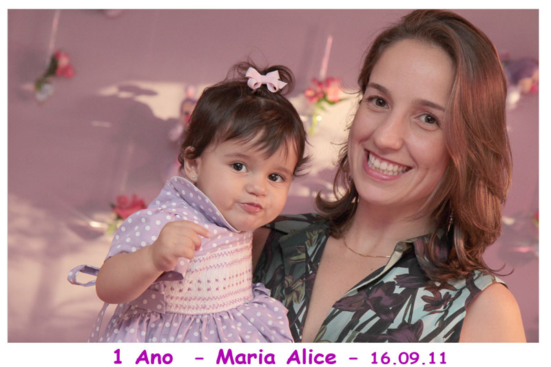 Fotos de Maria Alice  (01 ano) - 16.09.11. Foto numero 02 da Social Click Fotografia Digital, do Rio de Janeiro, RJ, que faz fotos divertidas, fotos malucas, fotos com fantasias, fotos na hora, fotografia maluca, fotografia divertida com molduras personalizadas. foto impressa ecila antunes para casamento camarim movel brinde aniversario noiva buffet fotos divertidas malucas maluca animadas animado fotografo rio de janeiro festa debutantes fotógrafa fotografos no